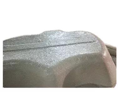 用樹脂和玻璃纖維復(fù)合在浴缸胚料的底部,使成型產(chǎn)品有足夠的強(qiáng)度