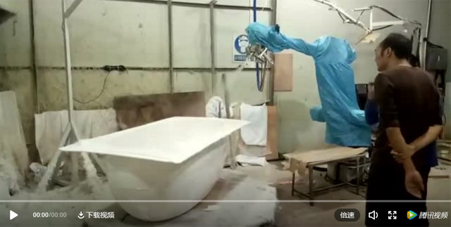 噴射成型工藝是通過專用噴槍把樹脂和截?cái)嗟牟AЮw維一起噴射至浴缸底部表面