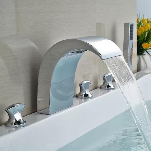 對其他水管、電氣、水龍頭等零部件進(jìn)行裝拼,走過這所有步驟,一個(gè)完整的亞克力浴缸制品才得以面世