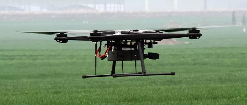 碳纖維復(fù)合材料在快遞無人機領(lǐng)域應(yīng)用發(fā)展?jié)摿薮? /></p>
<p> </p>
<p>針對這些難題，除了通過優(yōu)化設(shè)計和更高品質(zhì)的電池系統(tǒng)外，<strong>通過使用輕量化材料減輕無人機自重也是一個有效的解決方案</strong>。以挪恩復(fù)材為國內(nèi)某無人機企業(yè)定制的無人機外殼為例，<strong>整個殼體采用<a href=