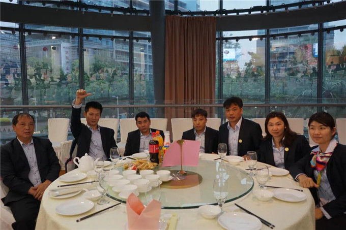 博皓家人們歡聚一堂,把酒言歡,開懷暢飲-4