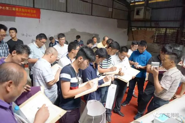 中國(guó)不飽和聚酯樹(shù)脂行業(yè)協(xié)會(huì) 華南玻璃鋼新技術(shù)交流培訓(xùn)中心第三期玻璃鋼模具制作培訓(xùn)班-11